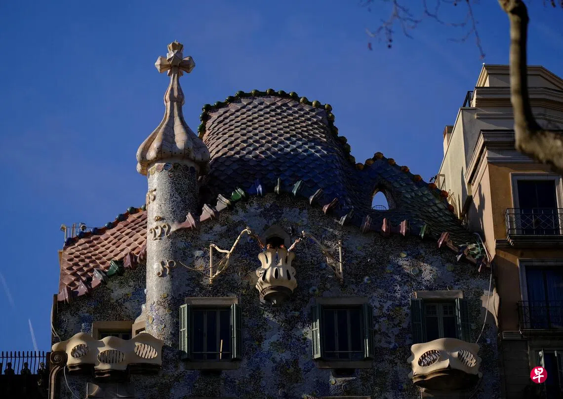 Image 16: 巴塞罗那当局正努力应对民众关于过度旅游的意见，计划将旅游税款用于缓解城市住房危机。图为当地著名地标建筑圣家堂。 （路透社）