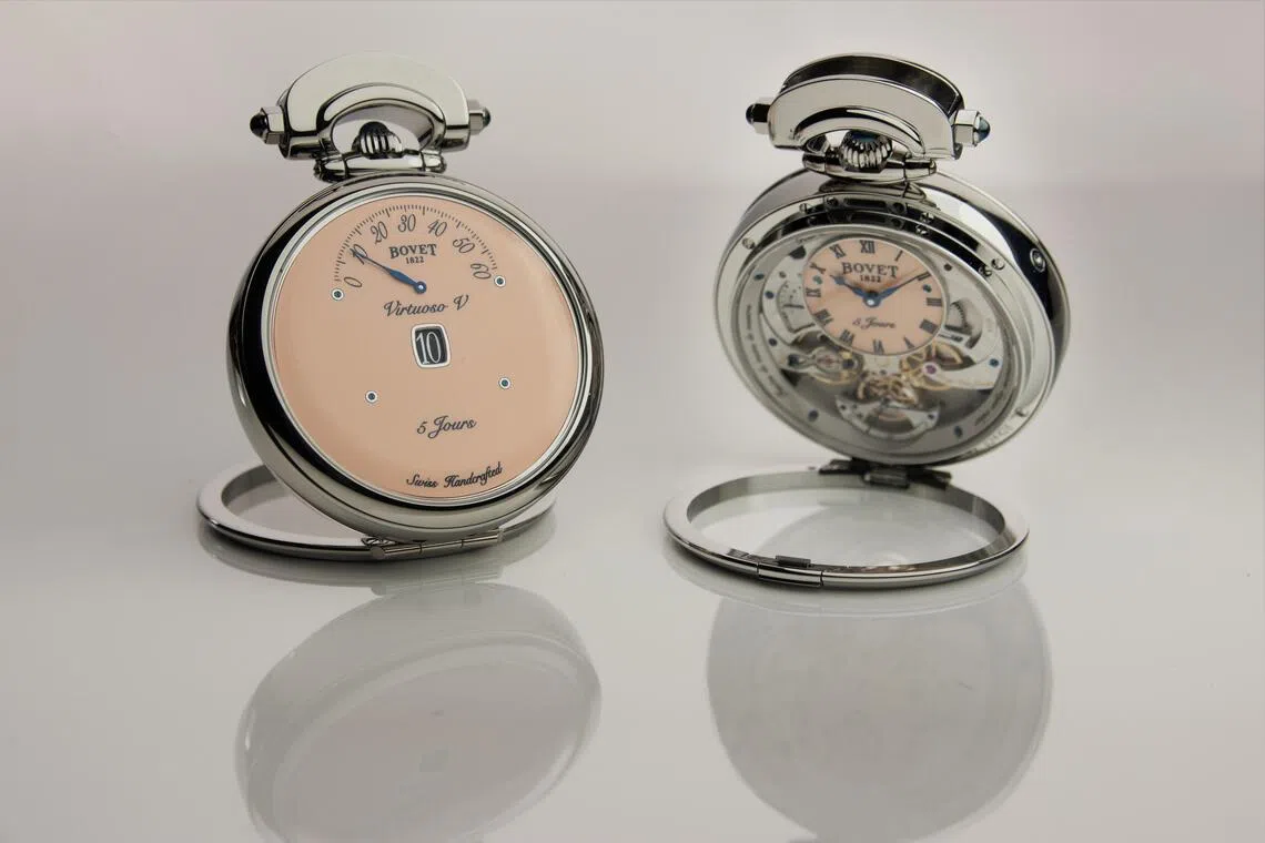 Virtuoso V Jumping Hour Titanium搭载品牌专利Amadéo可转换系统，无需任何工具即可在腕表、怀表与座钟之间切换。（播威提供）