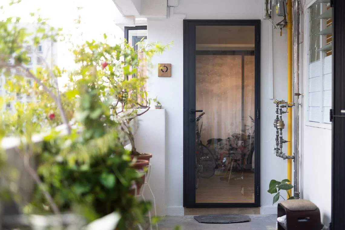 这是一间800平方英尺有45年屋龄的三房式组屋单位。（PI Architects）