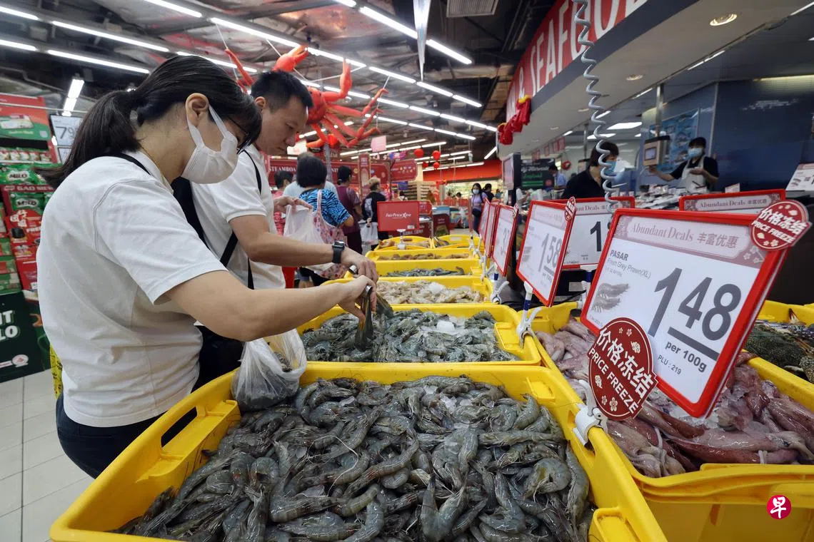 平价超市热门食品“冻价” 助消费者减轻过节负担| 联合早报