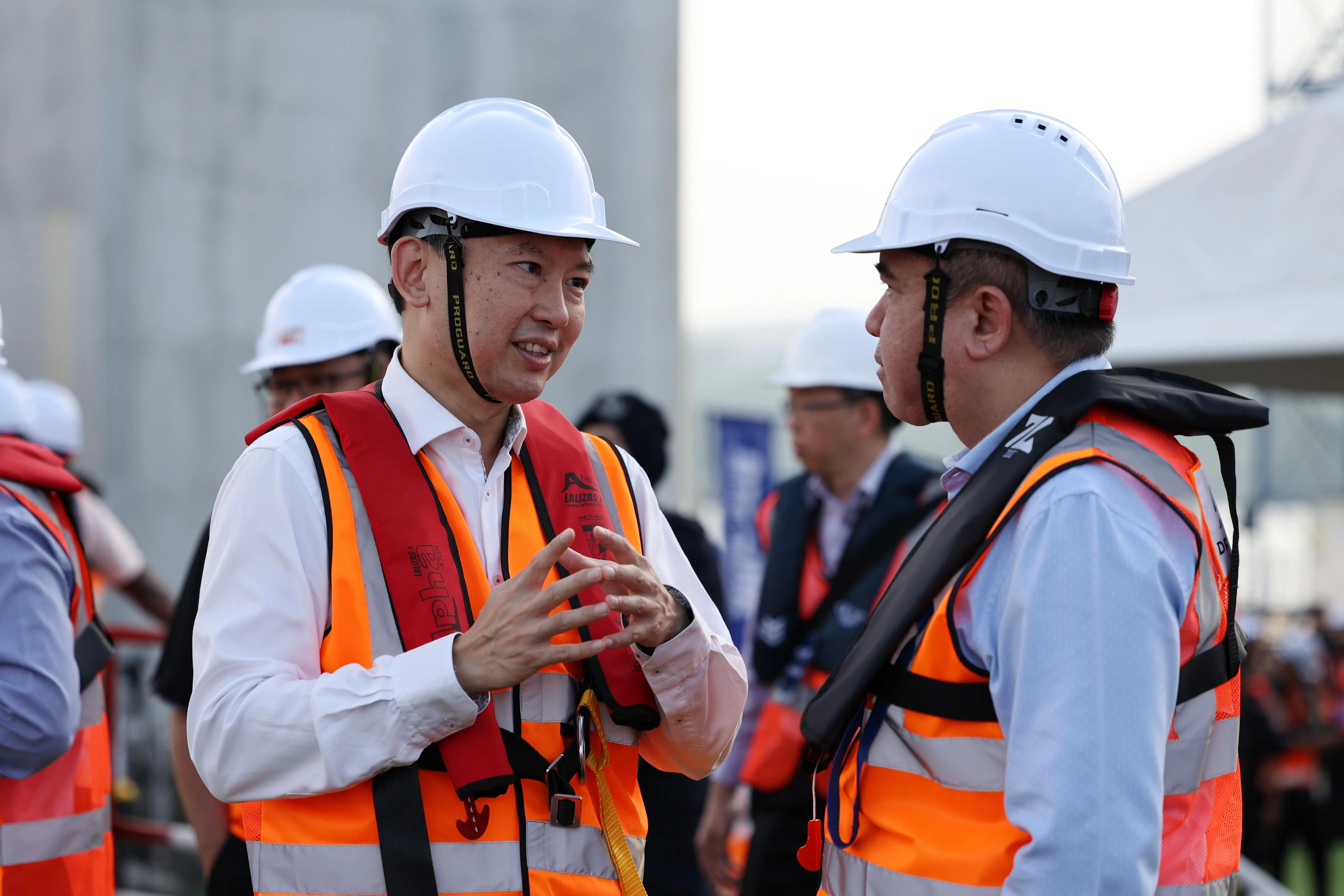 代交通部长兼财政部高级政务部长徐芳达（左）和马国交通部长陆兆福在仪式后接受媒体访问。（何家俊摄）