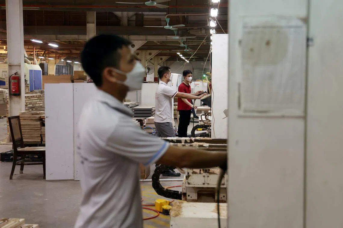 刘兴发在越南当地培养出一批技术工人，解决投资初期面临的人才挑战。（严宣融）