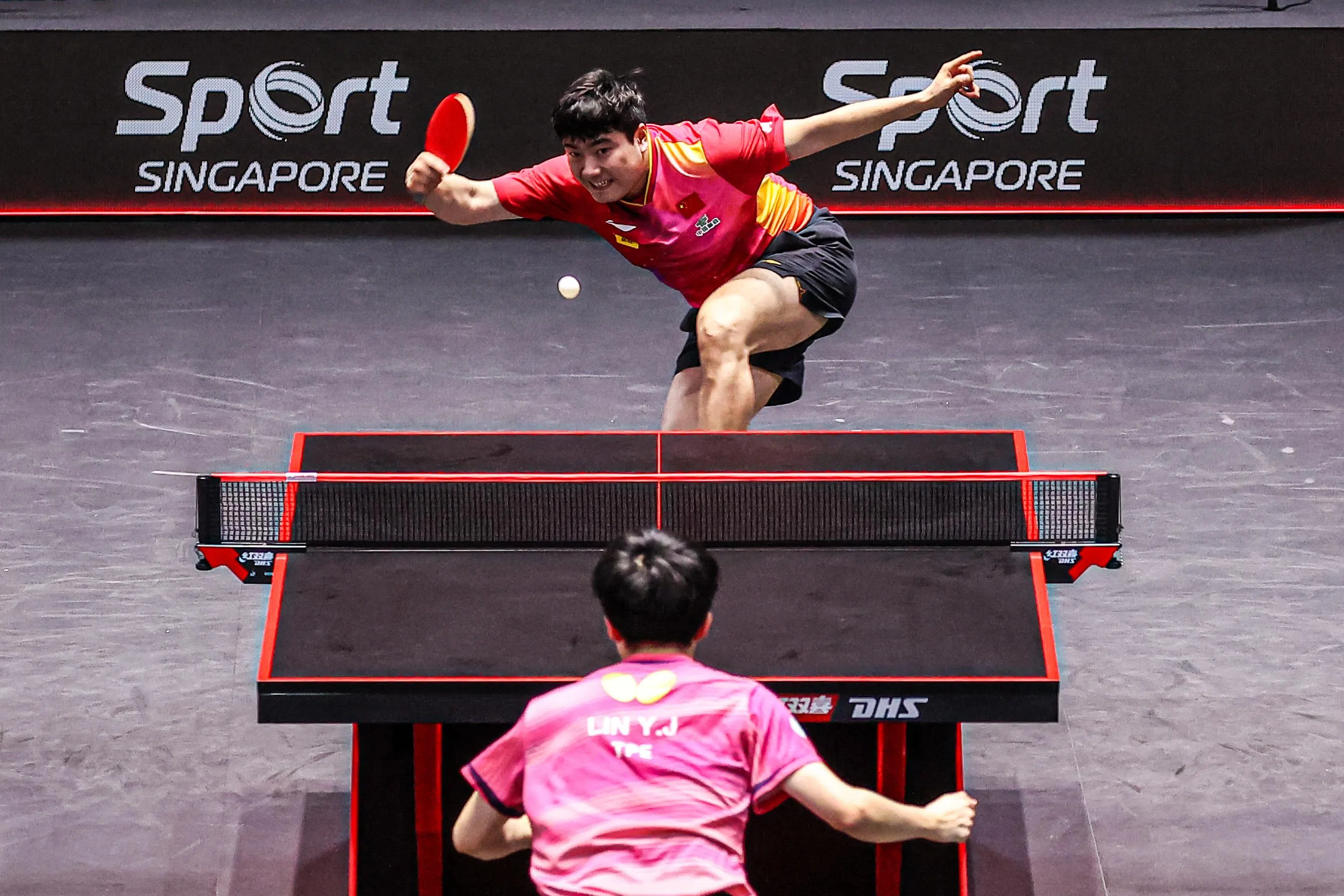 中国球员梁靖崑（红衣）在半决赛遭遇苦战，最终以4比2战胜台湾好手林昀儒晋级。（关俊威摄）