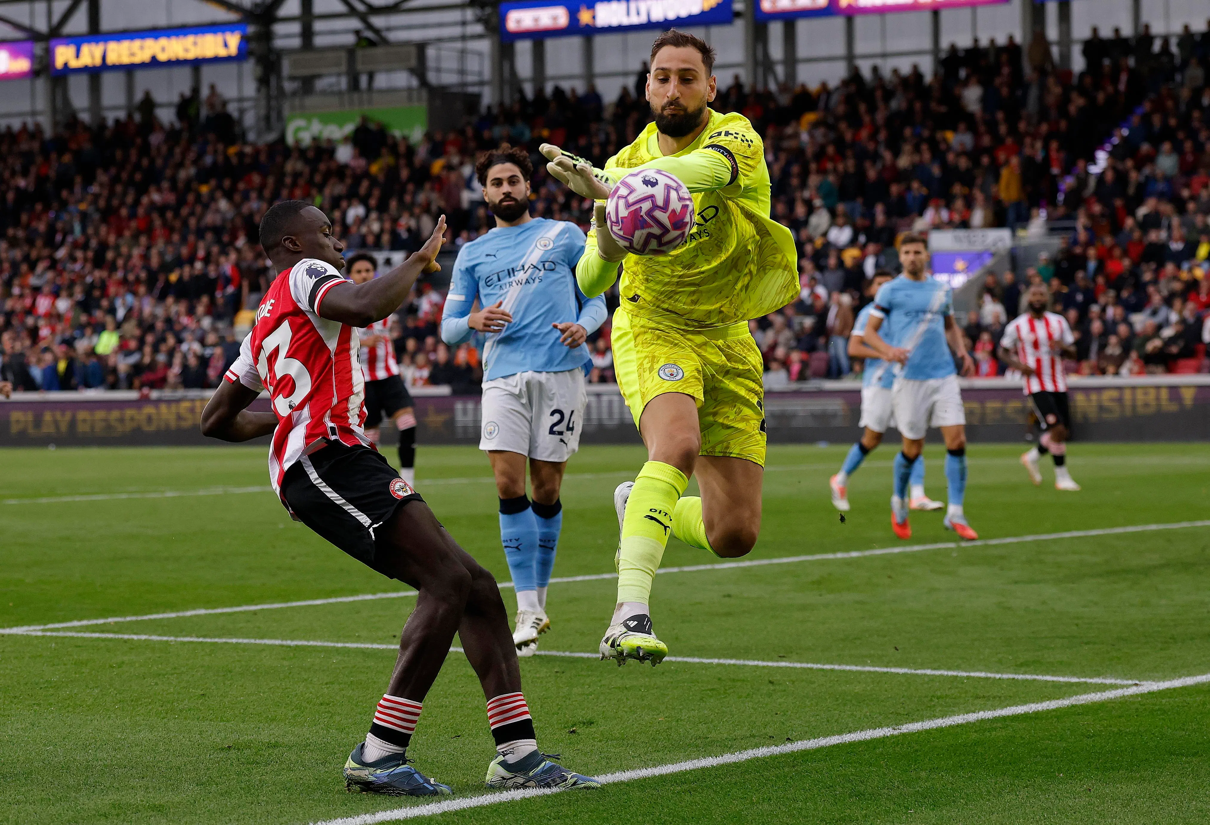 自加盟曼市以来，意大利籍门将唐纳鲁马（黄衣）的发挥就十分稳健。此役他也多次扑出对手的威胁性射门，力保城门不失。（路透社）