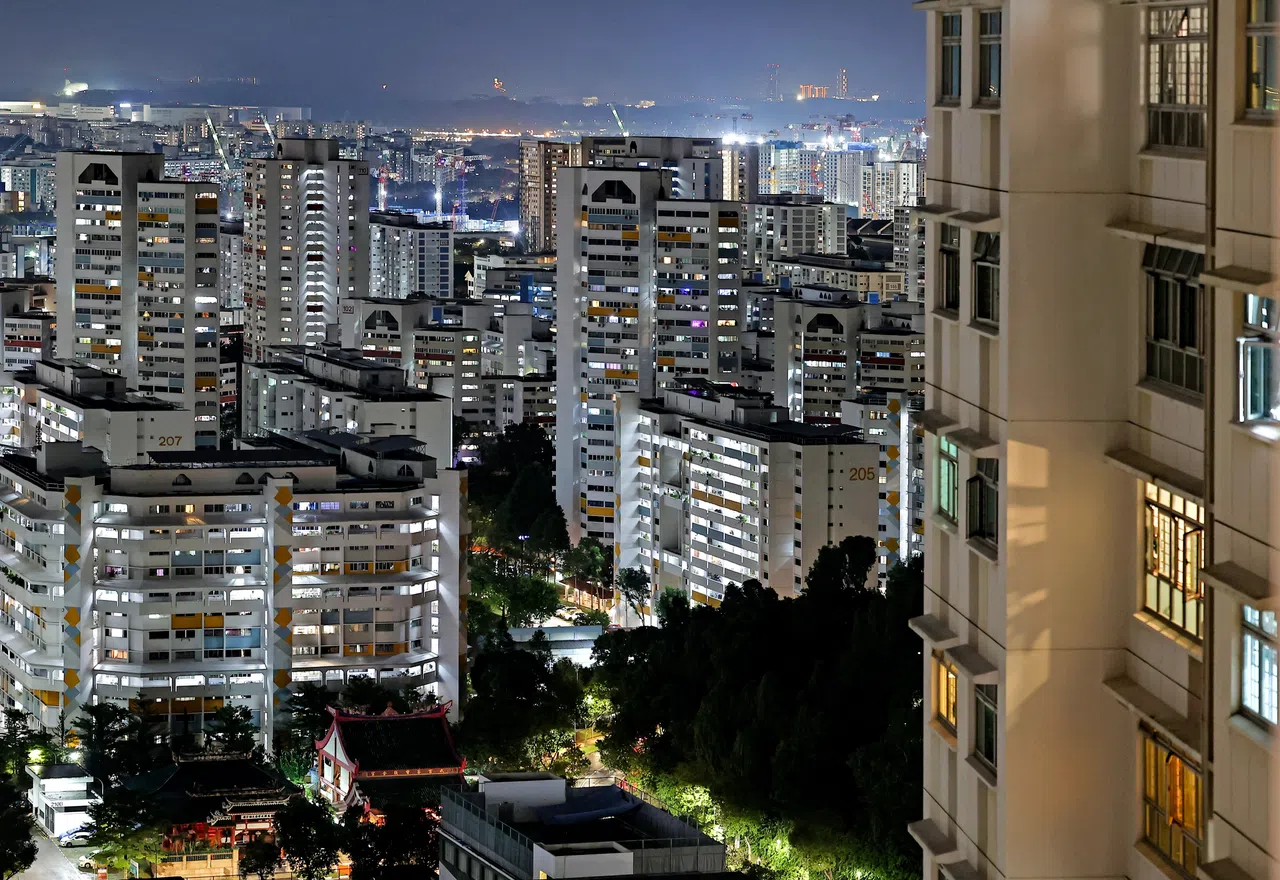 新加坡能源集团星期一（6月30日）宣布住家电价不含消费税下调2.3%，原因是能源成本降低。但专家分析说，一旦中东冲突等地缘政治风险加剧，未来数月的电费仍有可能随着国际油价波动而起伏。（陈渊庄摄）