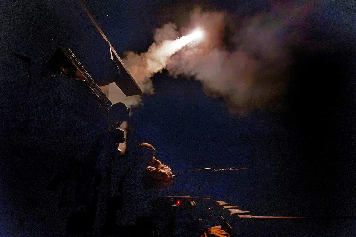 英国的里士满号（HMS Richmond）护卫舰星期六在红海击落朝它袭来的胡塞武装无人机。里士满号是参与美国牵头的红海护航计划“繁荣卫士行动”的军舰之一。（路透社）