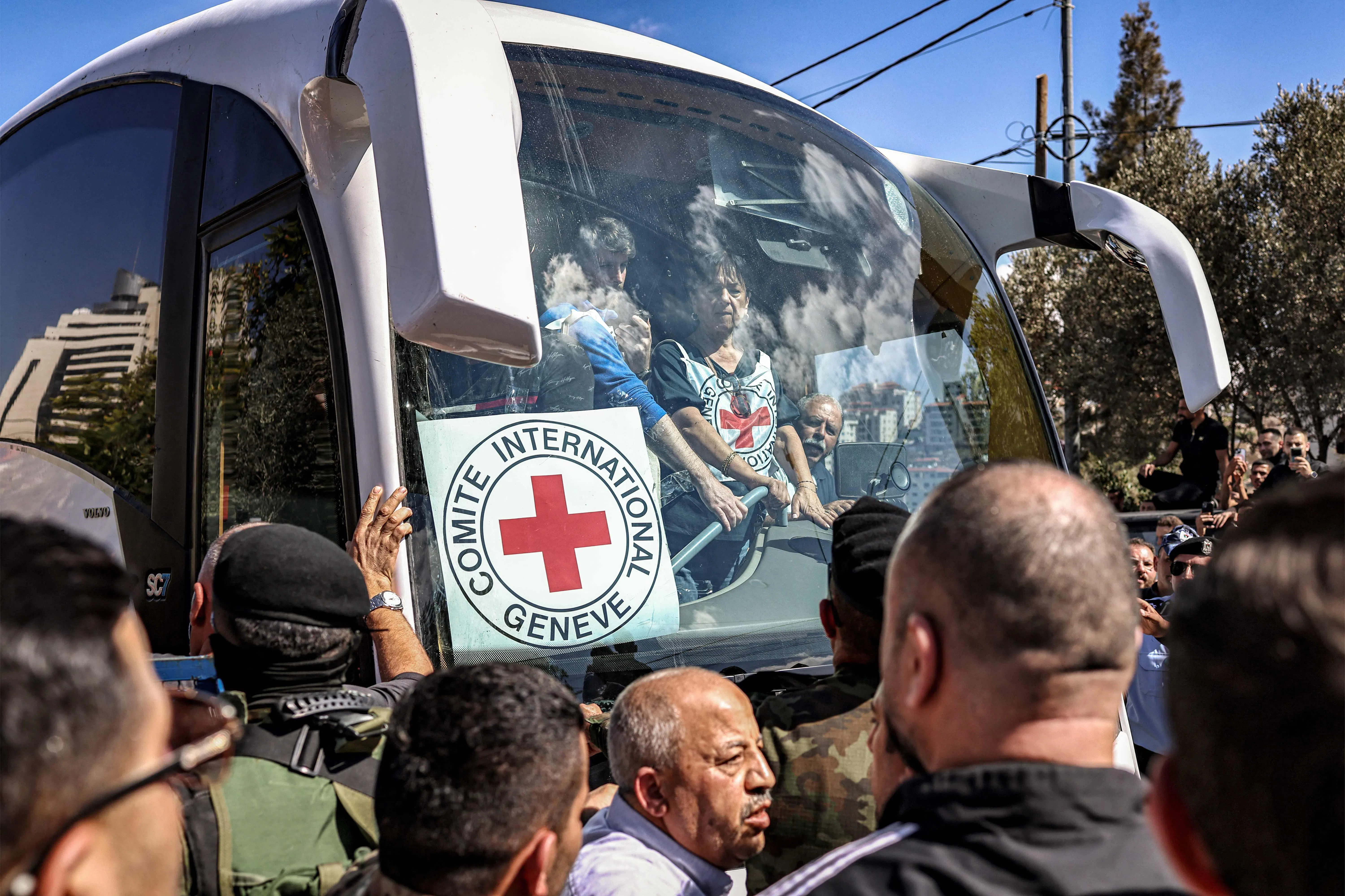 在被以色列占领的约旦河西岸城市拉姆安拉，大批巴勒斯坦人聚集在搭载巴勒斯坦获释人员的巴士旁，迎接同胞和亲属回归。（法新社）