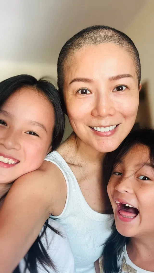 吴文忻（中）让两个女儿为她剃头。（取自艺人Instagram）
