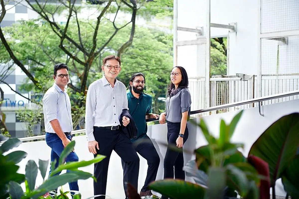 义科注重员工的培训，从总裁林文忠，到设计与创新部高级经理拉玛克里斯纳（左一）、项目经理古马兰（右二），以及管理培训生谢家苓（右一），大家都不断在进修学习。（图/新报业媒体）