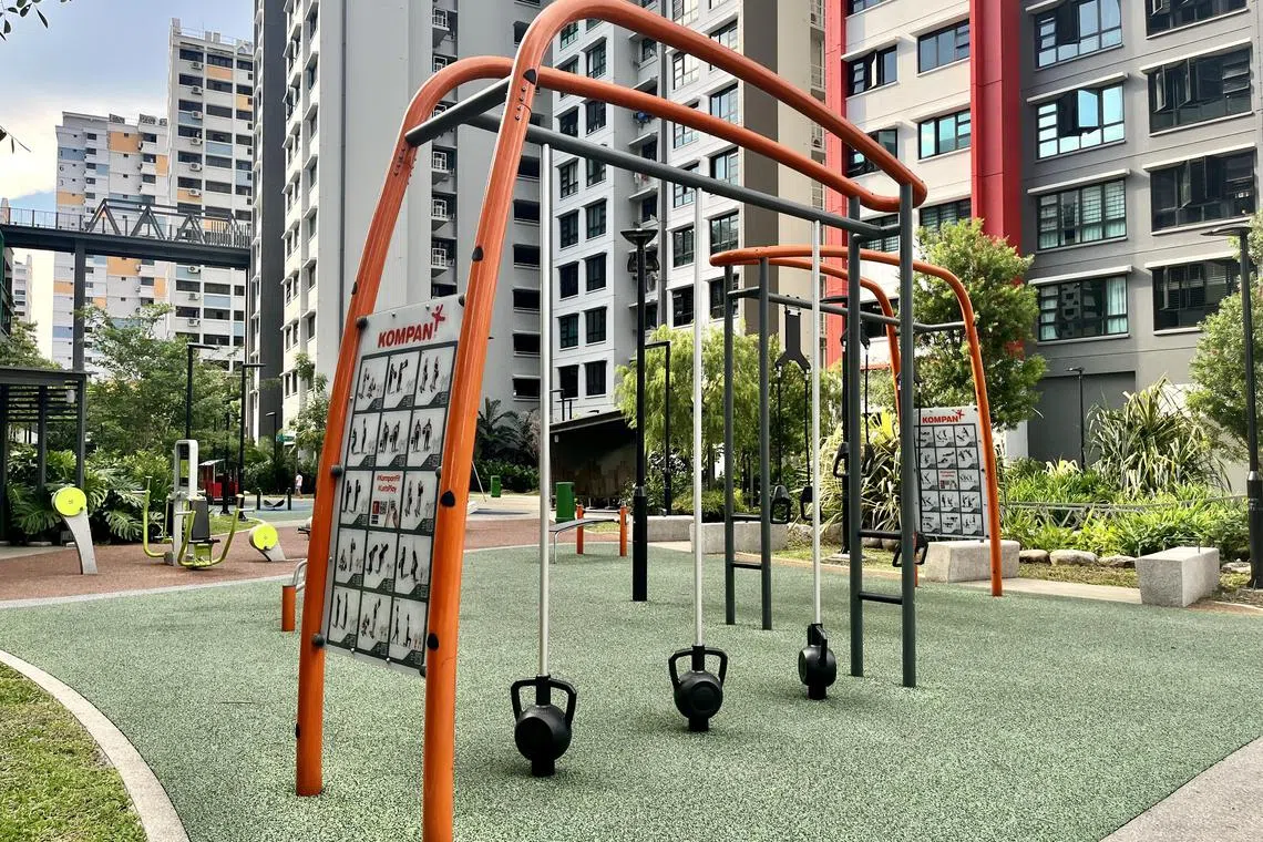 组屋区健身角落不常见的悬吊训练器及壶铃，来自丹麦著名户外器材品牌Kompan。（陈映蓁摄）