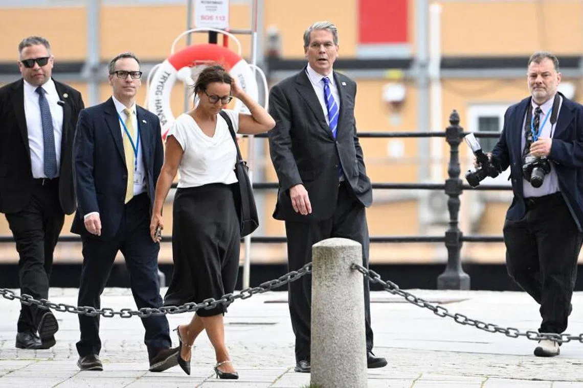 美国财长贝森特（右二）7月29日抵达罗森巴德，参加中美第二天的经贸谈判。（法新社）