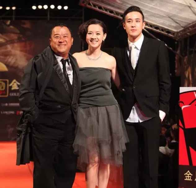 曾志伟与儿女合照。（互联网）