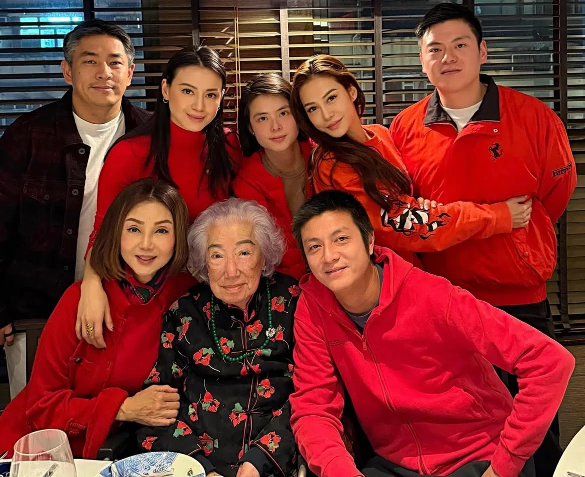 谢玲玲（前排左一）当年嫁给香港富商林建岳，婚后育有两子三女。（取自艺人IG）