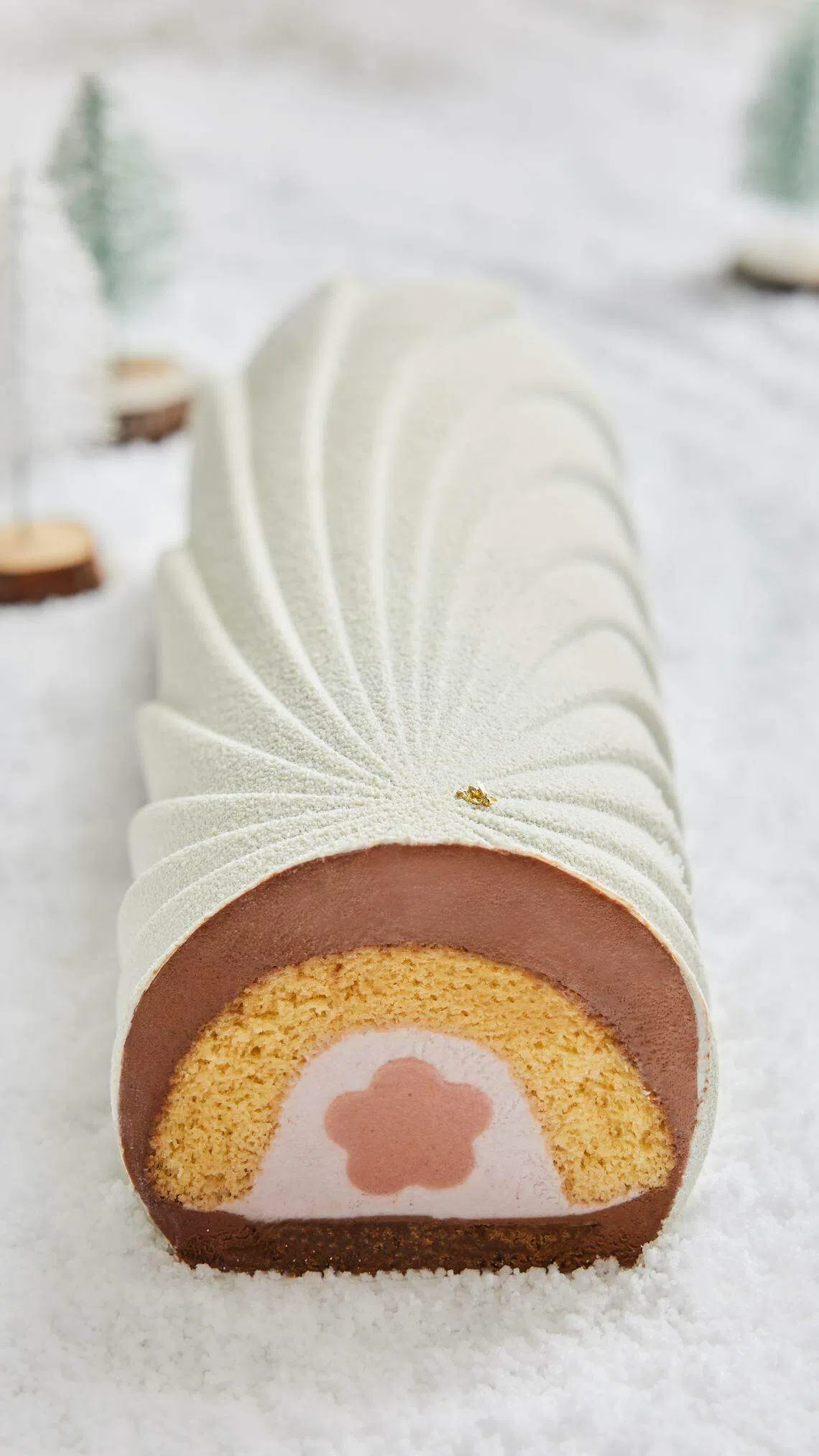 Luna的“Spectaculoos Surprise”树桐蛋糕，有花形桃子内馅。（品牌提供）