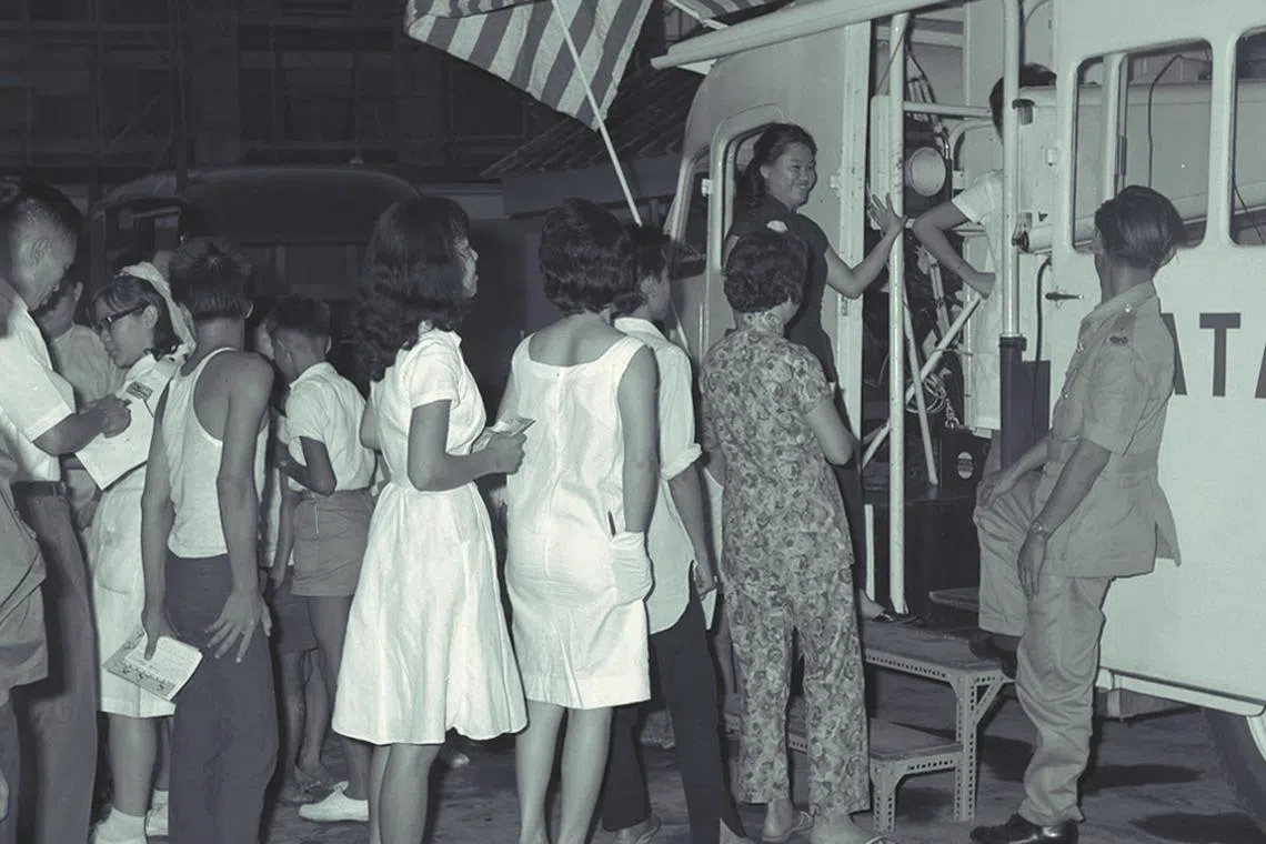 1964年，新加坡防痨协会流动X光车深入全岛各个甘榜、市区，为市民做体检。（档案照）