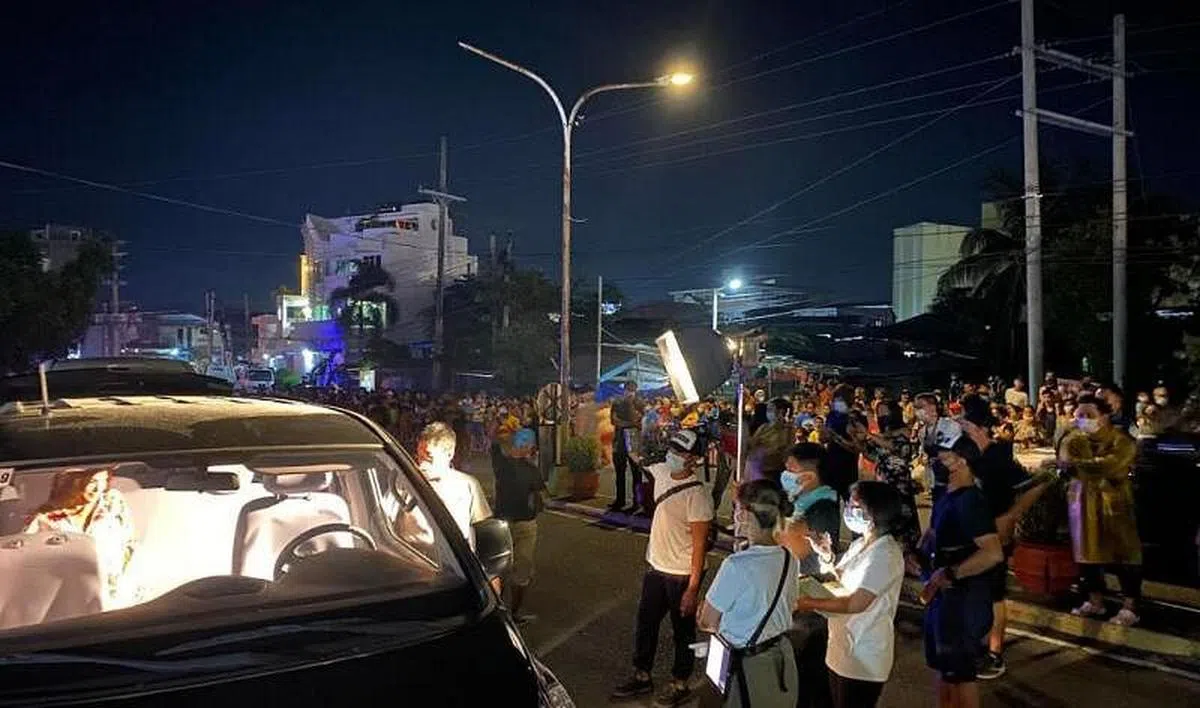 《杀戮的爱》拍摄引来围观者。（受访者提供） 