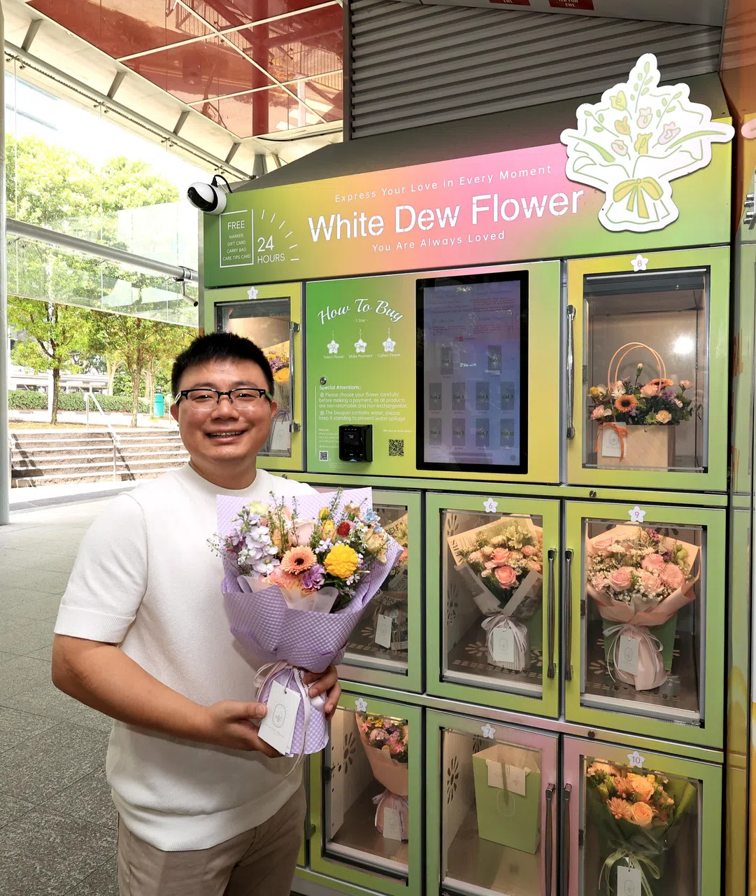 “白露的花”创办人彭亮说，贩卖机可以24小时营业，有不少顾客是在半夜买花。（周国威摄）