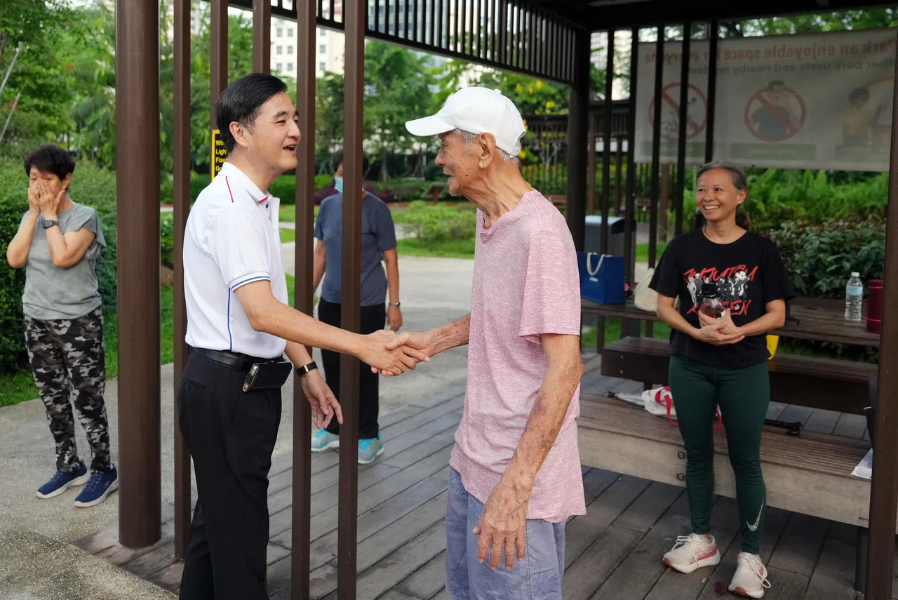 王志豪（前左）感谢黄埔居民27年以来的支持。（谢智扬摄）