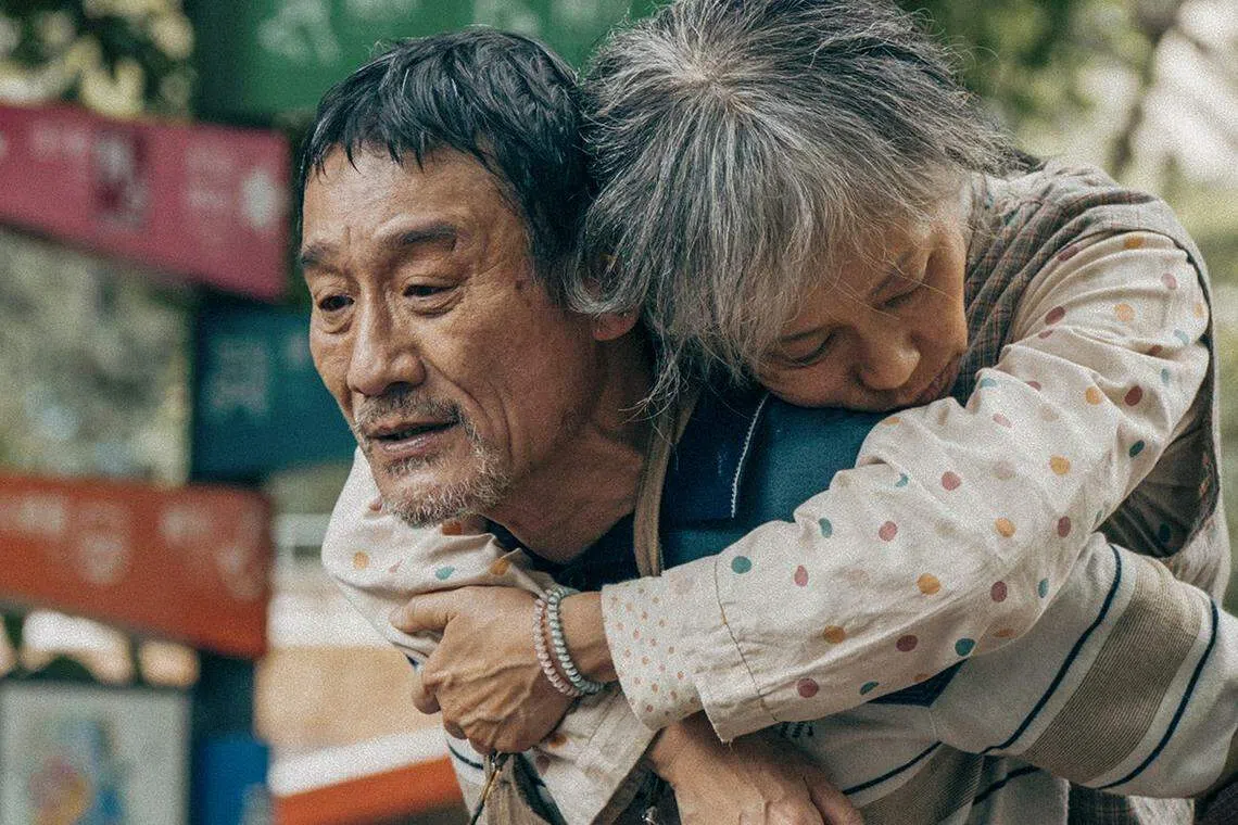 《我爱你！》梁家辉（前）、叶童收敛的表演，能掀起观众澎湃的情感大潮。（互联网）