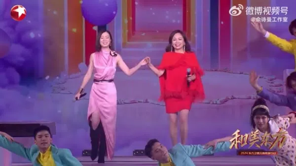 佘诗曼（左）演唱时主动牵起邓萃雯的手。（互联网）