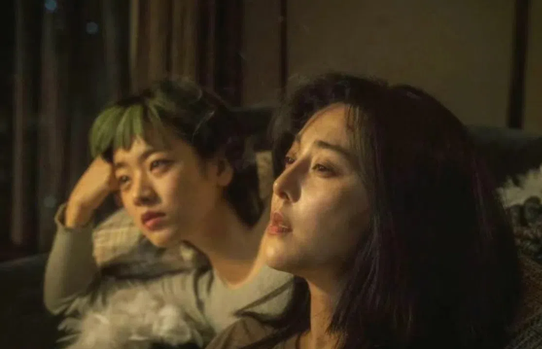 范冰冰（右）与韩国女星李周映主演的同志题材艺术片《绿夜》门票已售罄。（互联网）