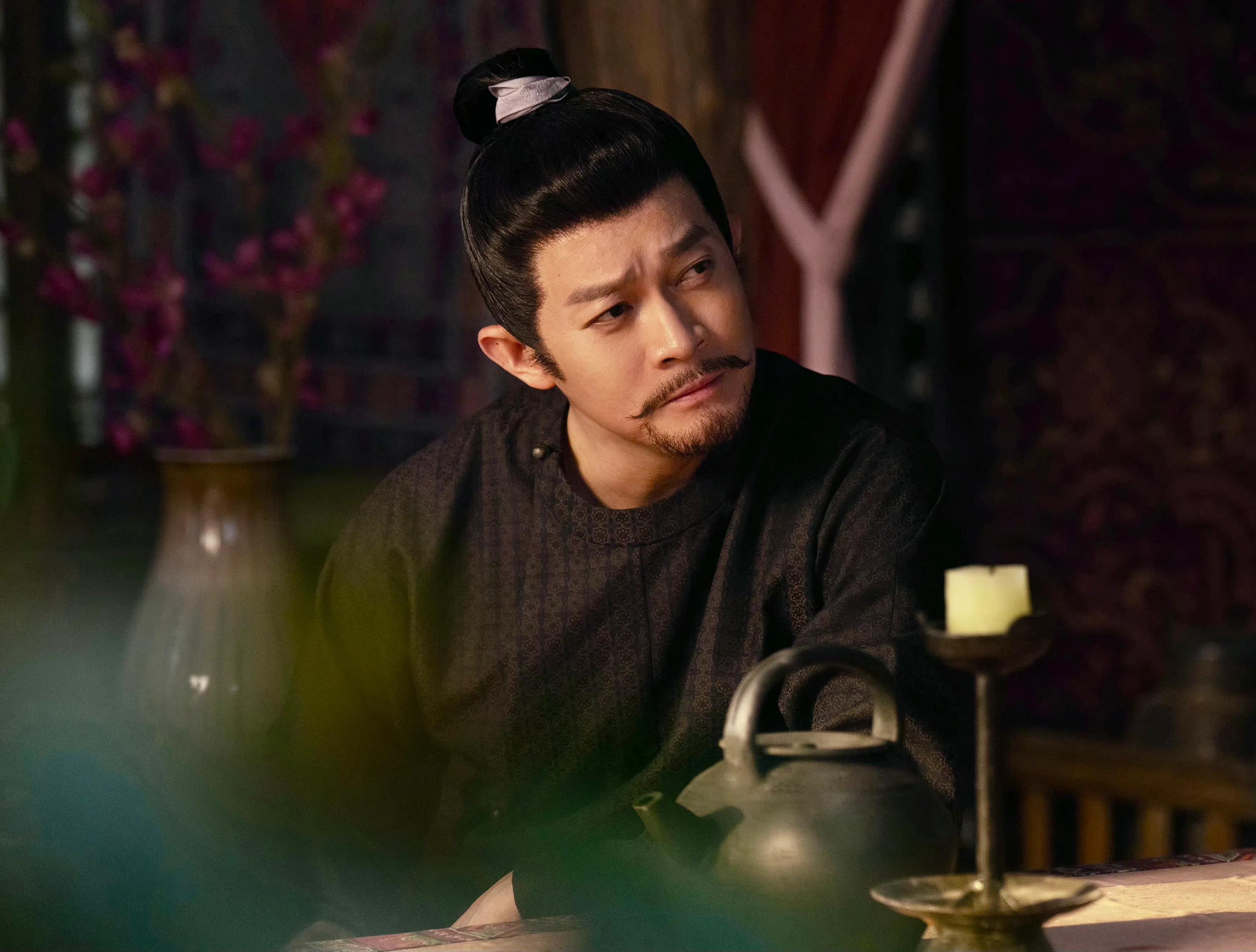 杨志刚饰演的苏无名沉稳睿智，有着超乎常人的洞察力。（取自剧集微博）