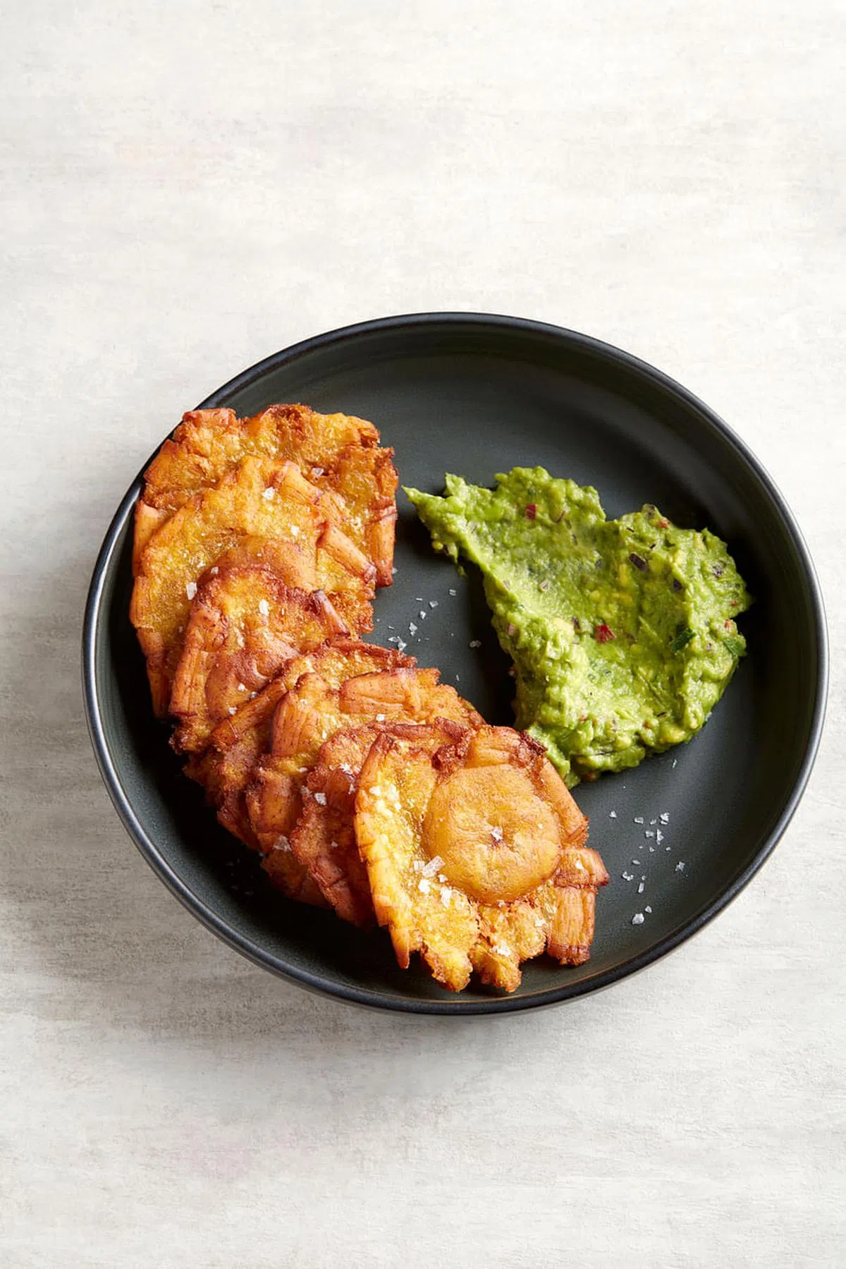 香蕉脆饼可蘸鳄梨果酱。