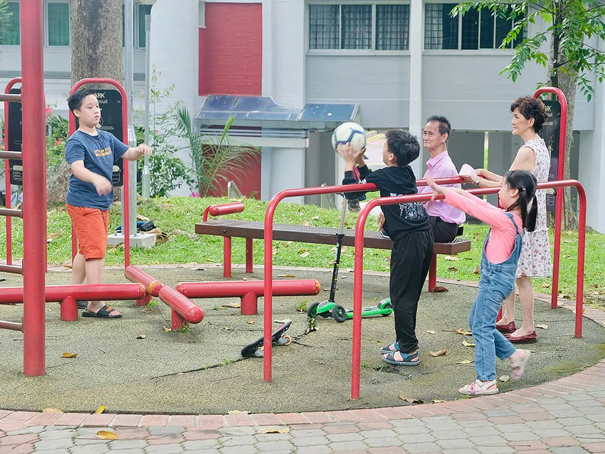 因为住得近，三个孩子平时会自己走去找爷爷和奶奶，祖孙的关系很亲密。（陈思源摄）