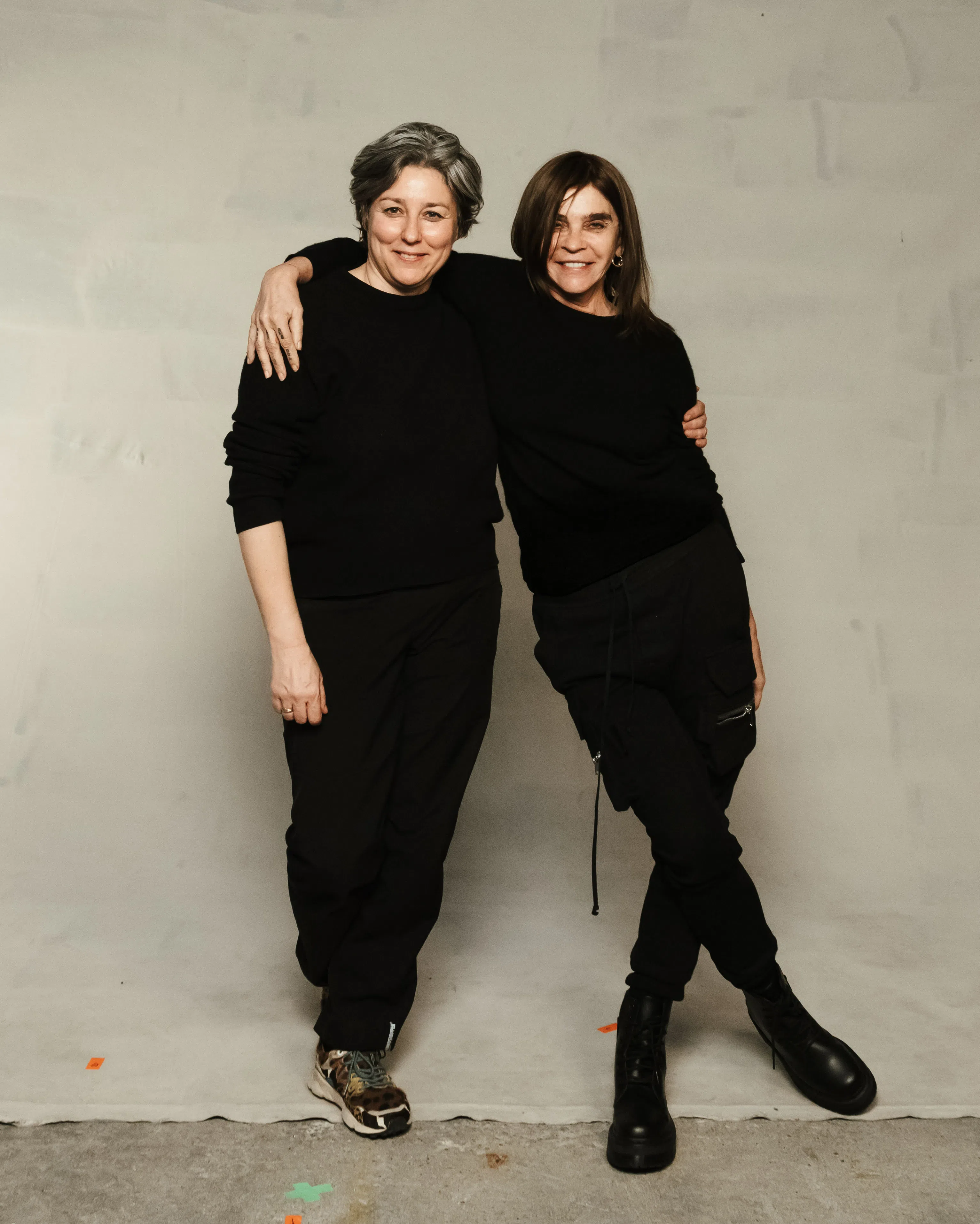 “Vogue Paris”前主编Carine Roitfeld（右）担任策展人，与摄影师Brigitte Niedermair共同诠释高定美学。（主办方提供）