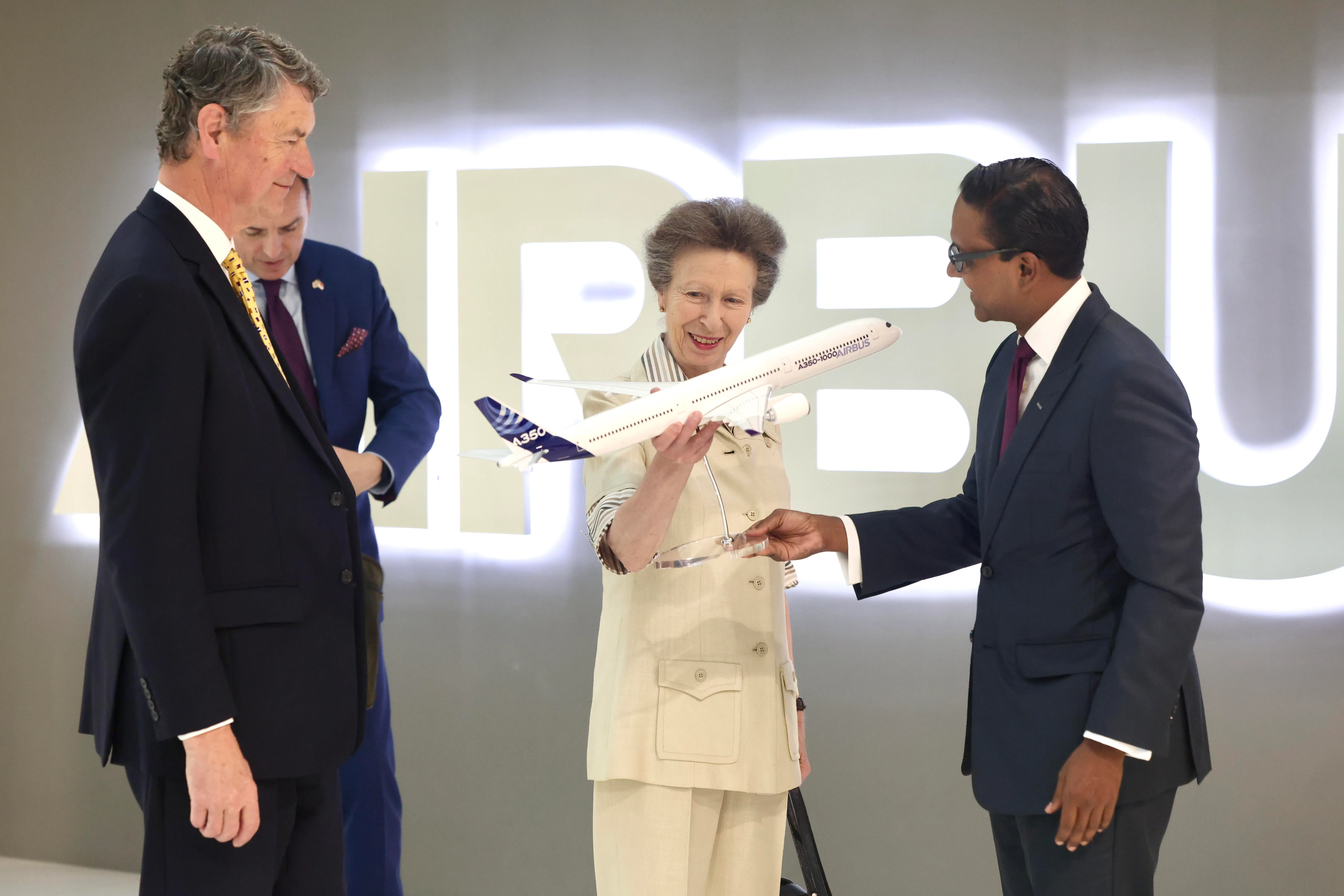 安妮长公主（中）和夫婿劳伦斯爵士（左），在空客亚太总裁史丹利（Anand Stanley）陪同下，参观实里达航空园的空中客车亚洲培训中心。（陈斌勤摄）