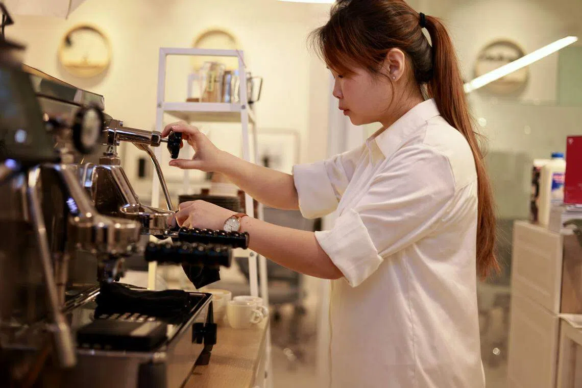 黄偌棋在准备比赛时，练习萃取浓缩咖啡。（龙国雄摄）