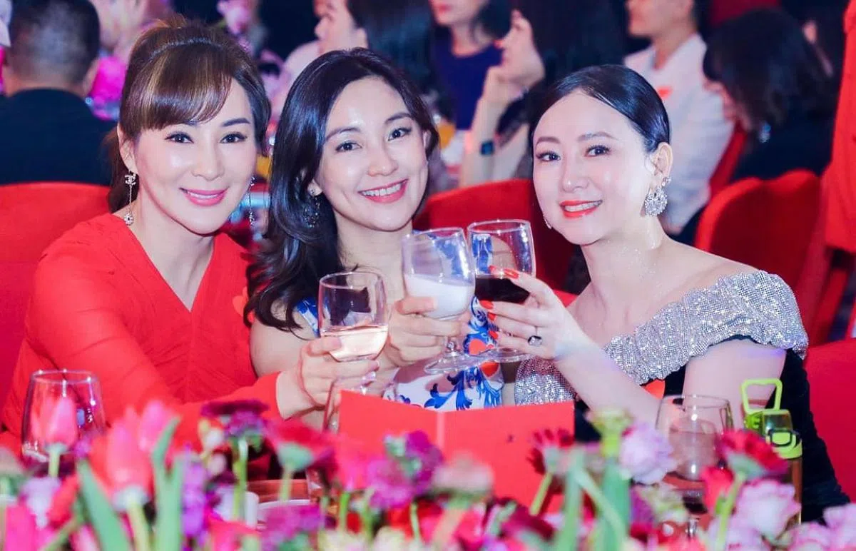 陈秀丽（中）和港星翁虹（右）、罗霖一同出席于深圳举办的慈善晚宴。（取自艺人IG）