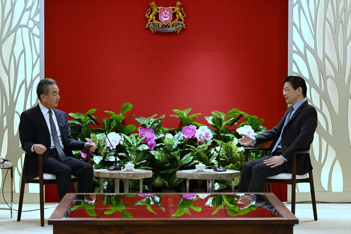 副总理兼财政部长黄循财（右）星期五（8月11日）上午在财政部与中共政治局委员、中国外交部长王毅会面。（海峡时报）