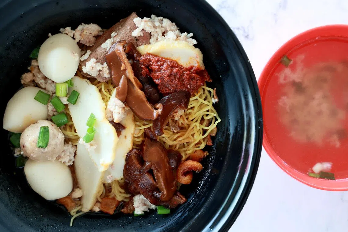 发记肉脞鱼圆面，配料各有特色，鱼圆Q弹、猪肝软嫩适中、面条弹牙。（龙国雄摄）