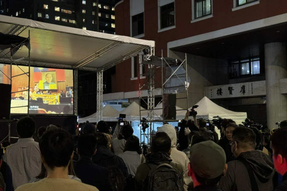 台湾民间团体3月18日在立法院旁举办太阳花学运十周年晚会，并在现场播放十年前的学运纪实视频。（缪宗翰摄）