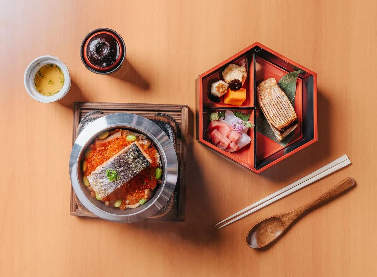 三文鱼与鲑鱼卵午间釜饭套餐。