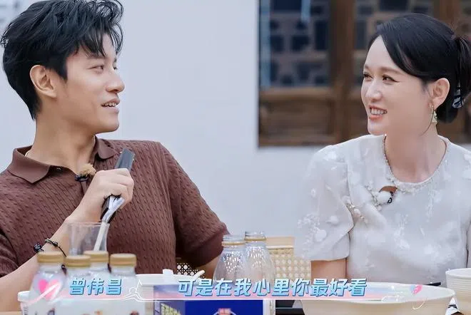 陈乔恩（右）与丈夫曾伟昌没有被传统生育观念所束缚，受到网民赞赏。（视频截图）