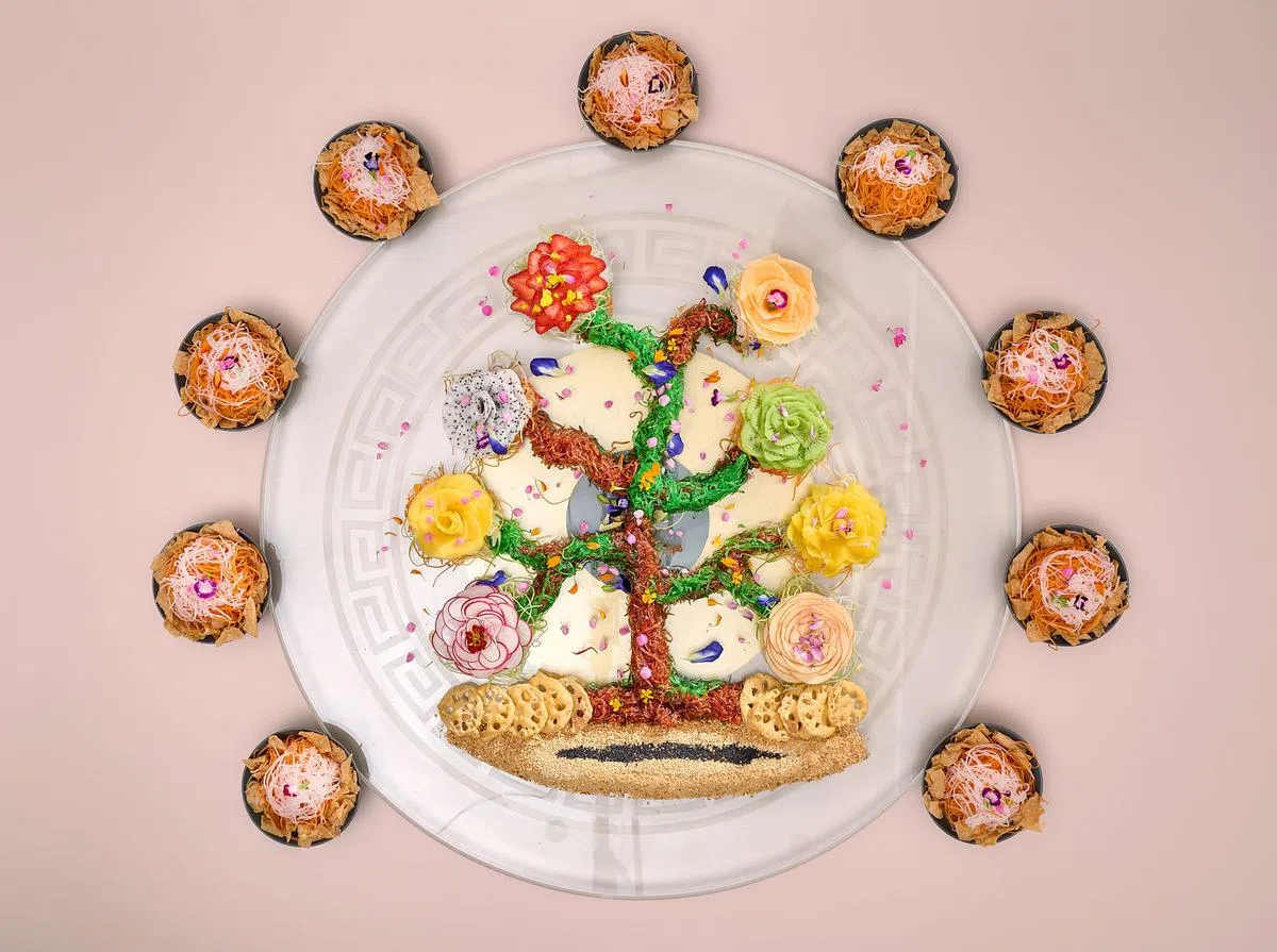 桃苑的“许愿捞生”有如花朵在树上盛开。（餐馆提供）