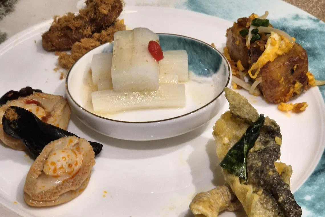 桃苑的五彩迎宾前菜有香酥肉松茄子、冰镇淮山、黄金小鲍鱼、咸黄黄鱼皮和XO 酱炒萝卜糕。（陈爱薇摄）