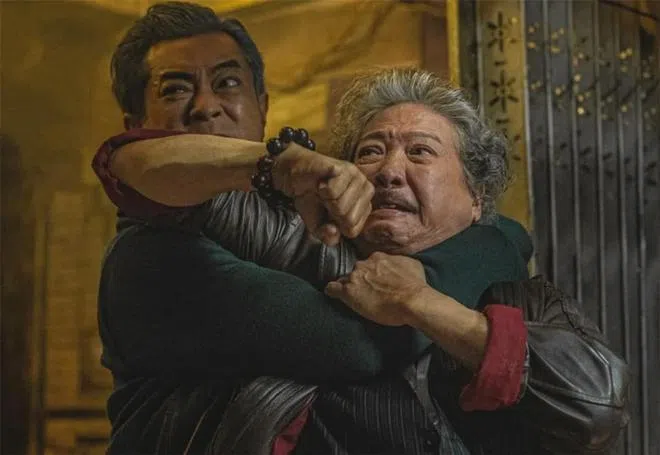 洪金宝（右）在《九龙城寨之围城》中与古天乐打斗，宝刀未老。（互联网）