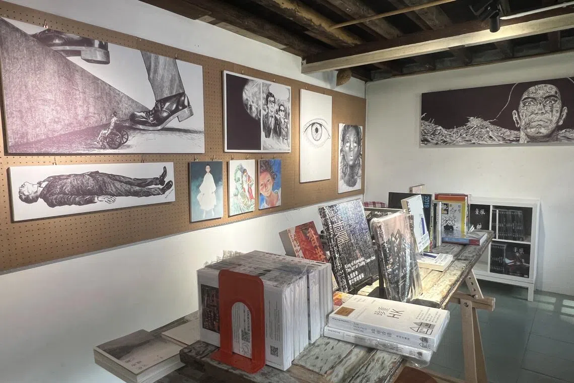 书店小小的空间，竟也能办画展。（叶孝忠摄）