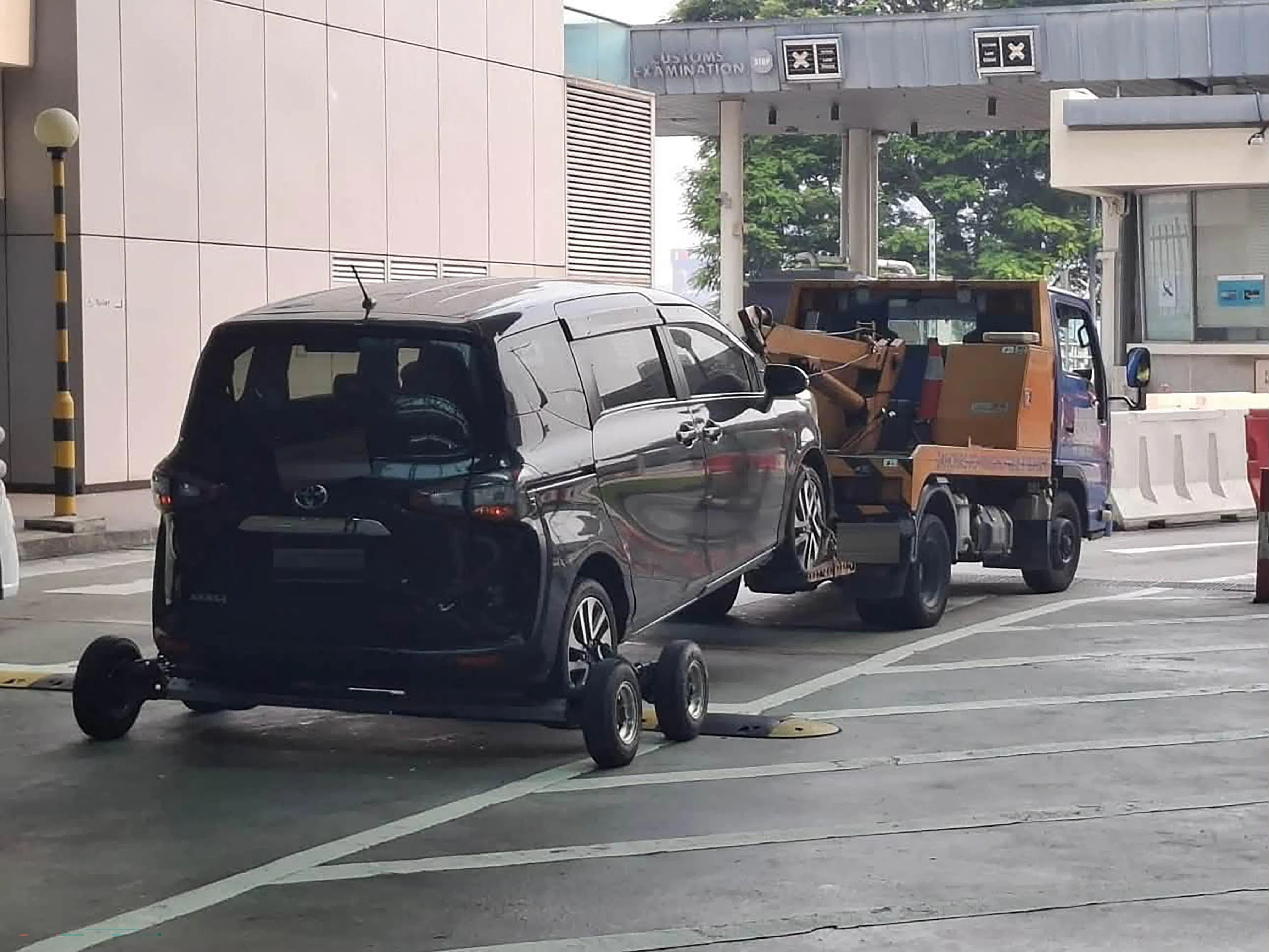 有多辆汽车被拖车拖走，其中就包括休旅车等不同车型。（取自陆交局和孙雪玲脸书）