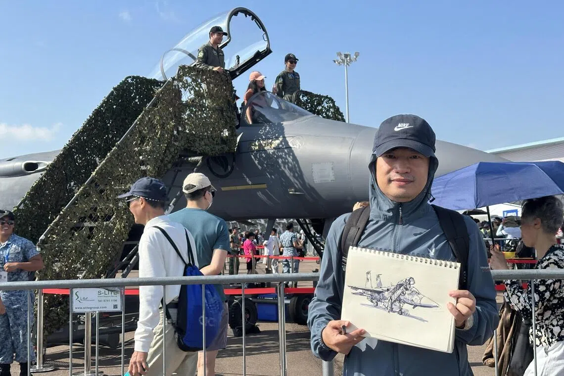 义安理工学院沉浸式媒体讲师秦霁明，在新加坡空军F-15SG战机前速写作画，记录飞机线条与整体轮廓。（林煇智摄）