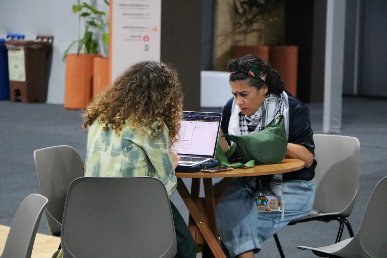 与会者星期六早上在会场聚精会神地工作。（蔡玮谦摄）