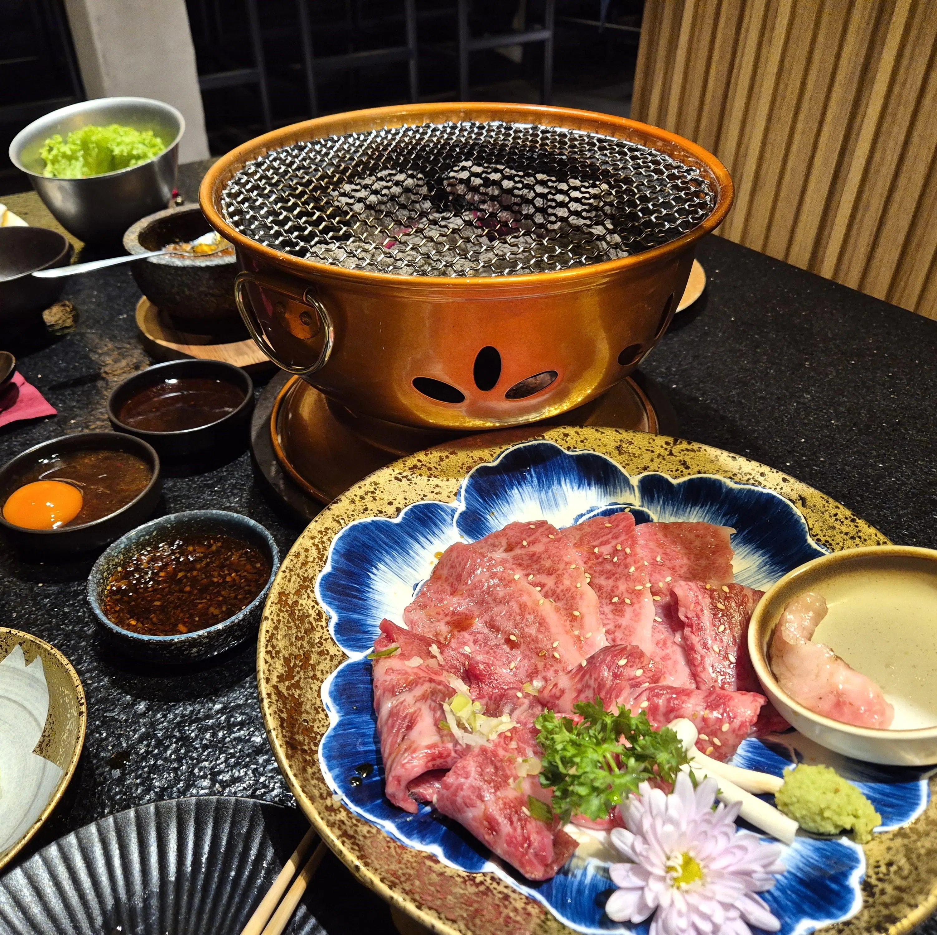 “虎丸”进口A5级日本产宫崎和牛，并提供不同牛部位的切割肉片，让食客有机会品味和牛的不同风味。（陈爱薇摄）