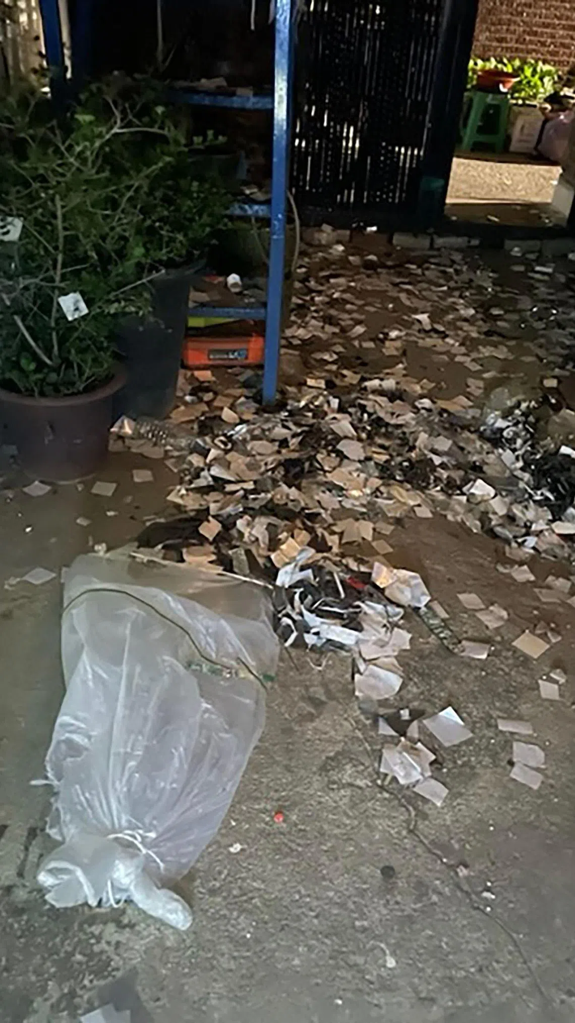 首尔一所房子的院子里出现了一地垃圾，相信是朝鲜利用气球飘送过来的。（法新社）