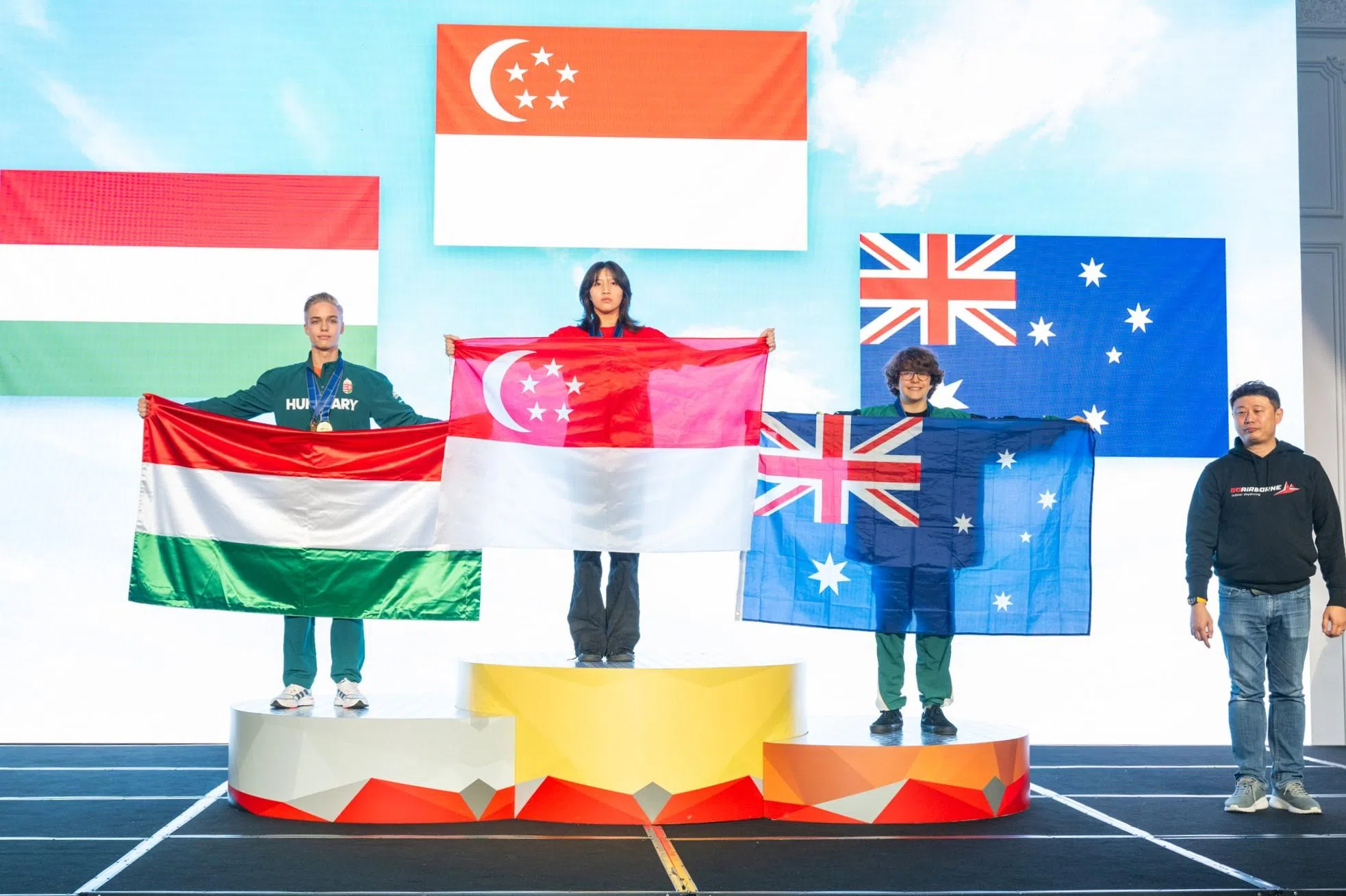 许敏（左二）是世界杯和亚锦赛的青少年组别单人自由式冠军。（摄影师达米诺夫提供）