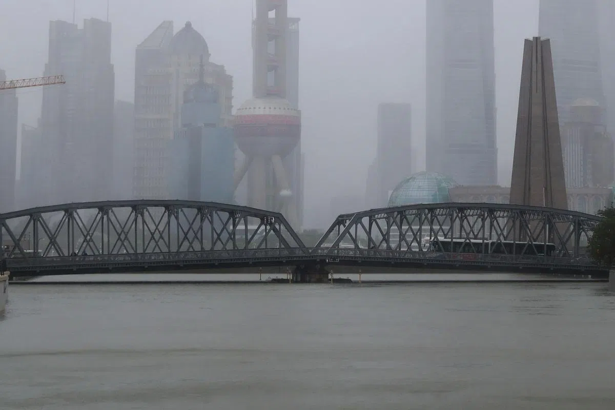 受到台风“烟花”和天文大潮的影响，上海苏州河水位在昨天上涨。（中新社）