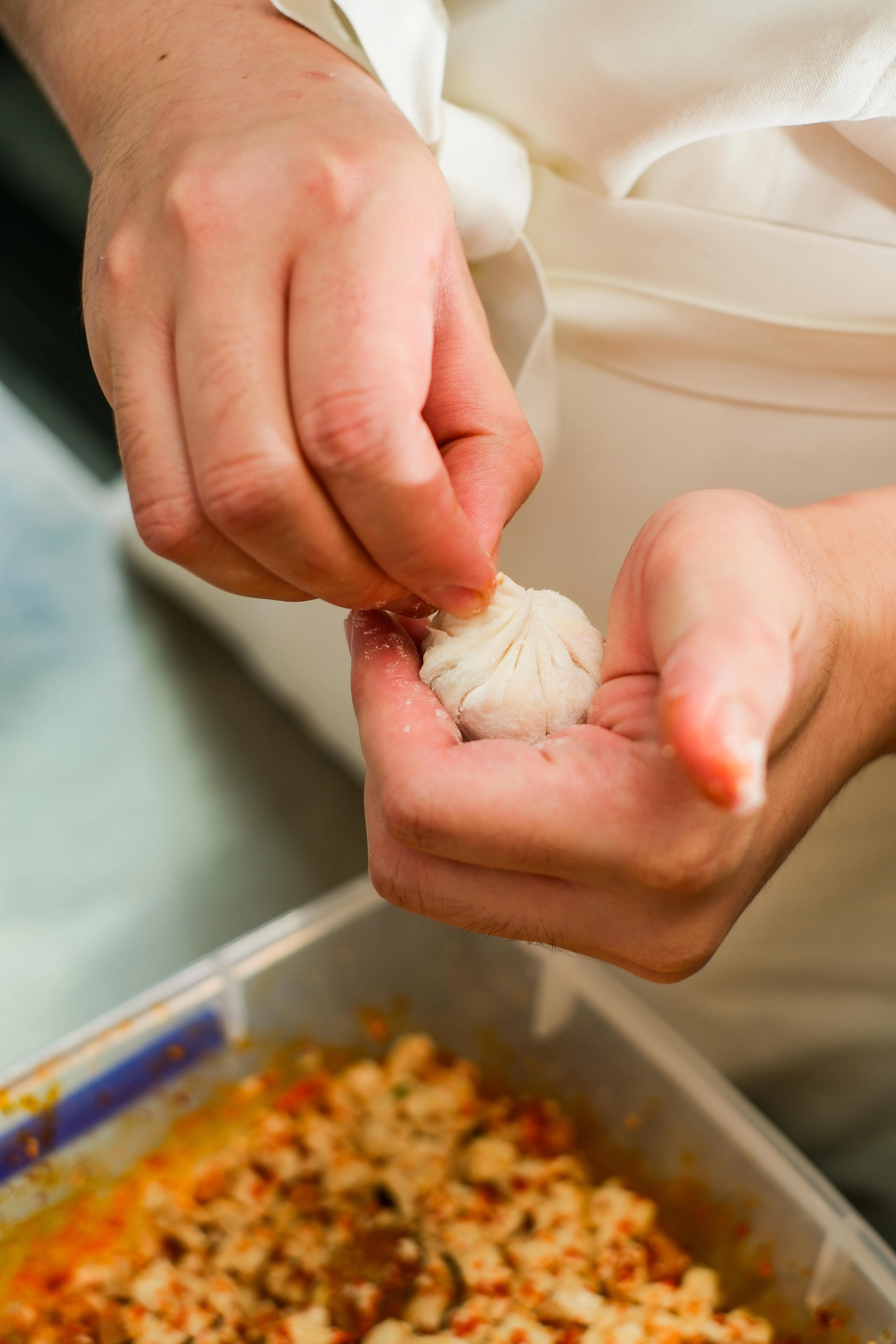 餐馆设有开放式厨房，所有菜品现场手工制作，强调使用新鲜食材。（餐馆提供）
