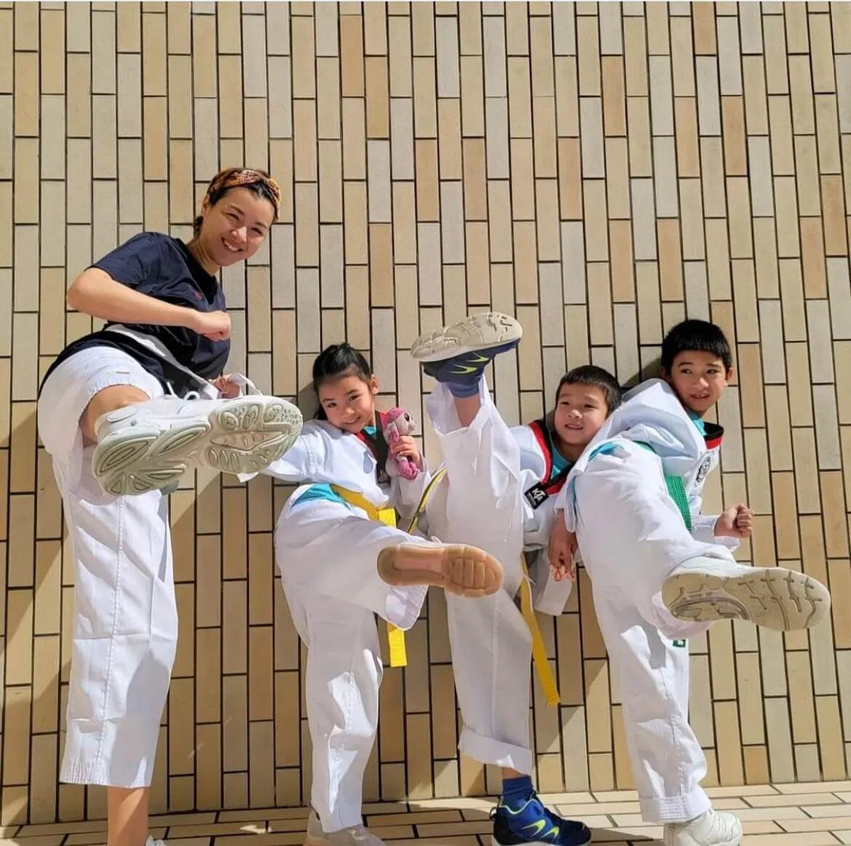 陈茵媺带着三个儿女齐齐踢腿。（IG）